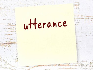 İfade ile ilgili hatırlatma kavramı. Tahta duvarda üzerinde yazı olan sarı yapışkan kağıt.