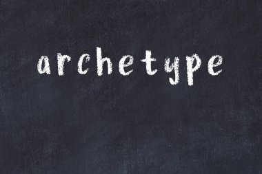 Üzerinde el yazısıyla yazılmış yazı tahtası olan üniversite yazı tahtası.