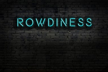 Geceleri duvarda neon levhası var. Yazı kabadayılığı