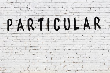 Yazılı beyaz tuğla duvar. Özellikle siyah boyalı el yazısı.