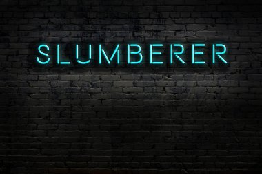 Geceleri duvarda neon levhası var. Yazı pijaması