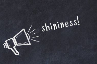 Hoparlör çizimi ve yazı parlaklığı olan siyah karatahta.