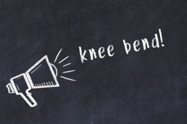 Hoparlörlerin tebeşir çizimi ve el yazısıyla yazılmış yazması siyah masaya diz çökmüş.