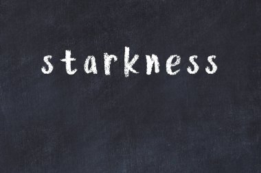 Tebeşir el yazısıyla yazılmış yazı, siyah masanın üzerinde durgunluk.