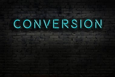 Geceleri duvarda neon levhası var. Yazı dönüştürme