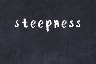 Tebeşir el yazısıyla yazılmış yazı, siyah masanın üzerinde diklik.