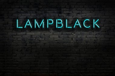 Geceleri duvarda neon levhası var. Yazı karakteri