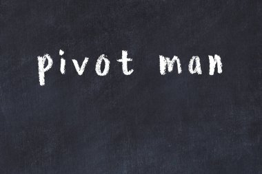 Tebeşir el yazısıyla yazılmış siyah masadaki pivot adam
