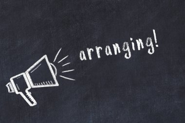 Hoparlörün tebeşir çizimi ve siyah masanın üzerine el yazısıyla yazılmış yazı düzenleme