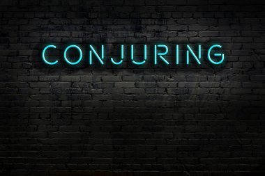 Tuğla duvara karşı işlenmiş neon işareti. Gece görünümü