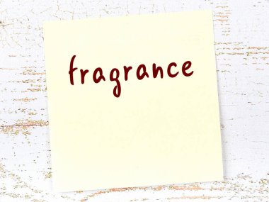 Kokuyu hatırlatma anlayışı. Tahta duvarda üzerinde yazı olan sarı yapışkan kağıt.