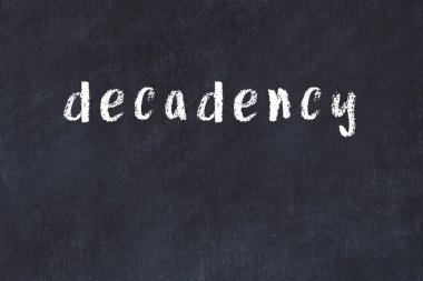 Üzerinde el yazısıyla yazılmış yazı tahtasının bozulduğu okul tahtası.