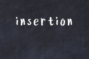 Üzerinde el yazısıyla yazılmış yazı tahtasının olduğu kolej tahtası