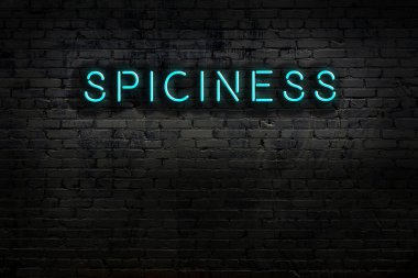 Geceleri duvarda neon levhası var. Yazıt baharatı