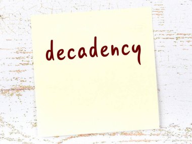 Yozlaşma hakkında hatırlatma kavramı. Tahta duvarda üzerinde yazı olan sarı yapışkan kağıt.