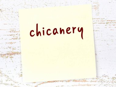 Hilekarlığı hatırlatma kavramı. Tahta duvarda üzerinde yazı olan sarı yapışkan kağıt.