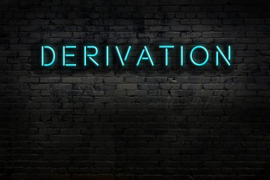 Geceleri duvarda neon levhası var. Yazı türevi