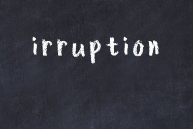 Üzerinde el yazısıyla yazı tahtasının üzerinde bozulma var.