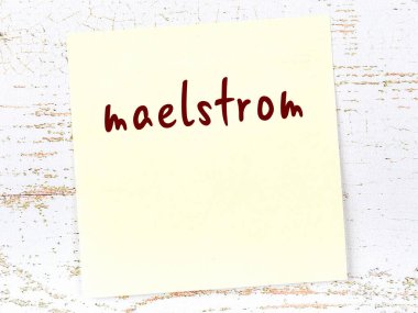 Tahta duvardaki sarı yapışkan notta el yazısıyla yazılmış girdap var.