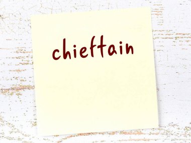 Şefi hatırlatma anlayışı. Tahta duvarda üzerinde yazı olan sarı yapışkan kağıt.