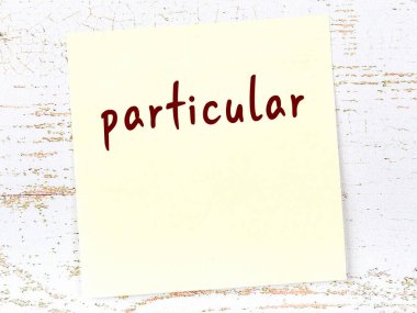 Tahta duvardaki sarı yapışkan notta elle yazılmış özel bir yazı var.