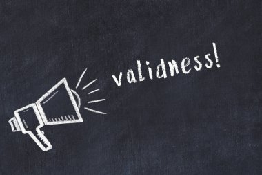 Hoparlör çizimi ve yazıt geçerliliği olan siyah karatahta