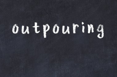 Üzerinde el yazısıyla yazılmış yazı tahtasının üzerine dökülüyor.