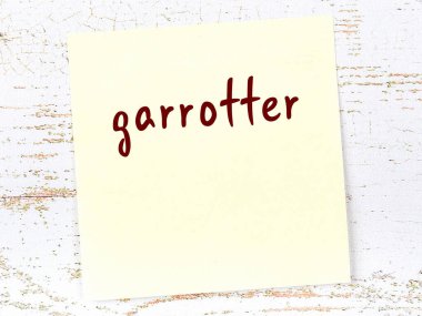 Tahta duvardaki sarı yapışkan notta el yazısıyla yazılmış boğucu var.