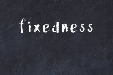 Siyah masaya elle yazılmış tebeşir saplantısı