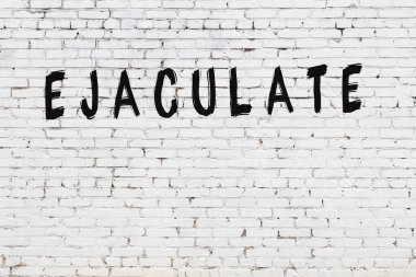 Yazı, beyaz tuğla duvara siyah boya ile yazılmış..