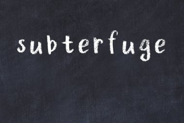 Üzerinde el yazısıyla yazması dalavere olan üniversite yazı tahtası.