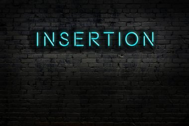 Geceleri duvarda neon levhası var. Yazı ekleme