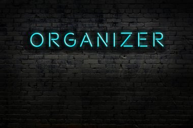 Duvarda yazı düzenleyicisi olan neon tabela. Gece görünümü