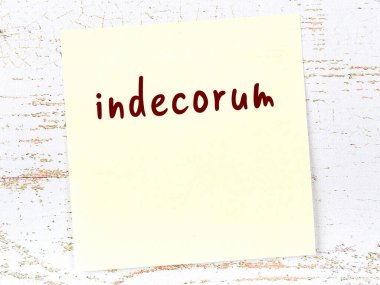 İnkorum hakkında hatırlatma kavramı. Tahta duvarda üzerinde yazı olan sarı yapışkan kağıt.