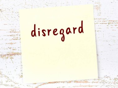 Tahta duvardaki sarı yapışkan notta el yazısıyla yazılmış yazıyı dikkate alma.