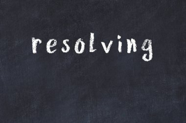 Tebeşir el yazısı yazması yazması siyah masada çözülüyor