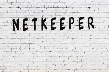 Beyaz tuğla duvara siyah boya ile yazılmış bir ağcı..