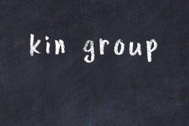 Üzerinde el yazısı yazı grubu olan üniversite yazı tahtası.