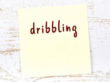 Tahta duvarda sarı yapışkan bir not ve el yazısıyla yazılmış bir yazı.