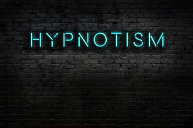 Geceleri duvarda neon levhası var. Yazıt hipnozu.