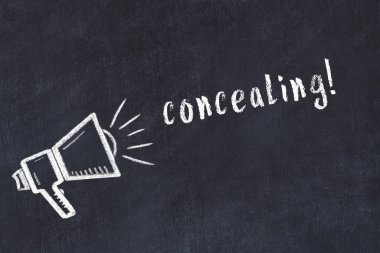 Üzerinde hoparlör çizimi ve yazı olan siyah karatahta.