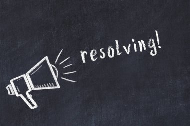 Hoparlör çizimi ve yazı çözümü olan siyah karatahta