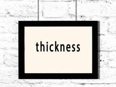 Beyaz tuğla duvarda asılı siyah ahşap çerçeve. 