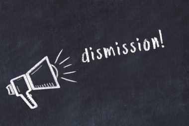 Hoparlörün tebeşir çizimi ve siyah masanın üzerine el yazısıyla yazılmış yazması.