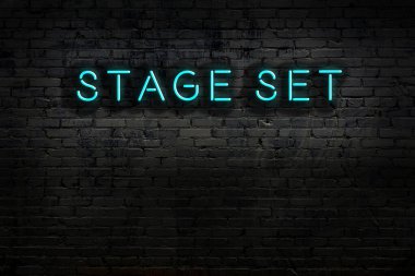 Geceleri duvarda neon levhası var. Yazma aşaması ayarlandı