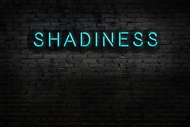 Tuğla duvara yazıIı neon levha. Gece görünümü