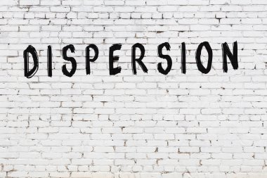 Üzerinde siyah boya olan beyaz tuğla bir duvar.