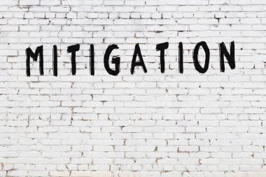 Beyaz tuğla duvara siyah boya ile yazılmış yazıt hafifletme.