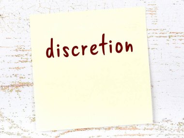 Tedbirli olmayı hatırlatma anlayışı. Tahta duvarda üzerinde yazı olan sarı yapışkan kağıt.