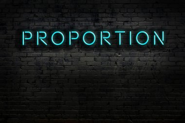 Duvara yazı çizilmiş neon tabela. Gece görünümü